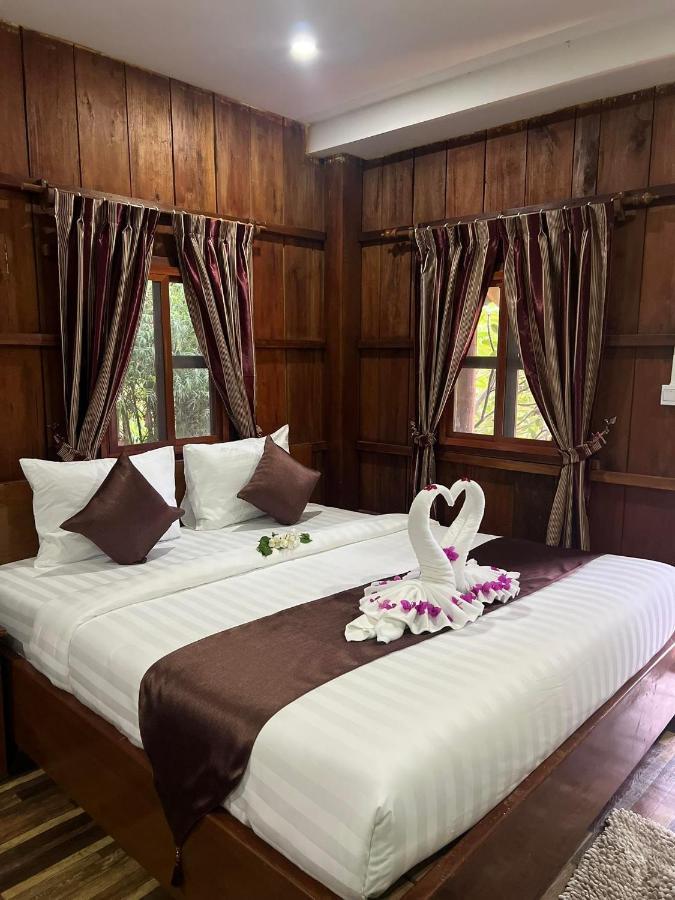 The Moon Kampot Boutique Hotel Exterior photo