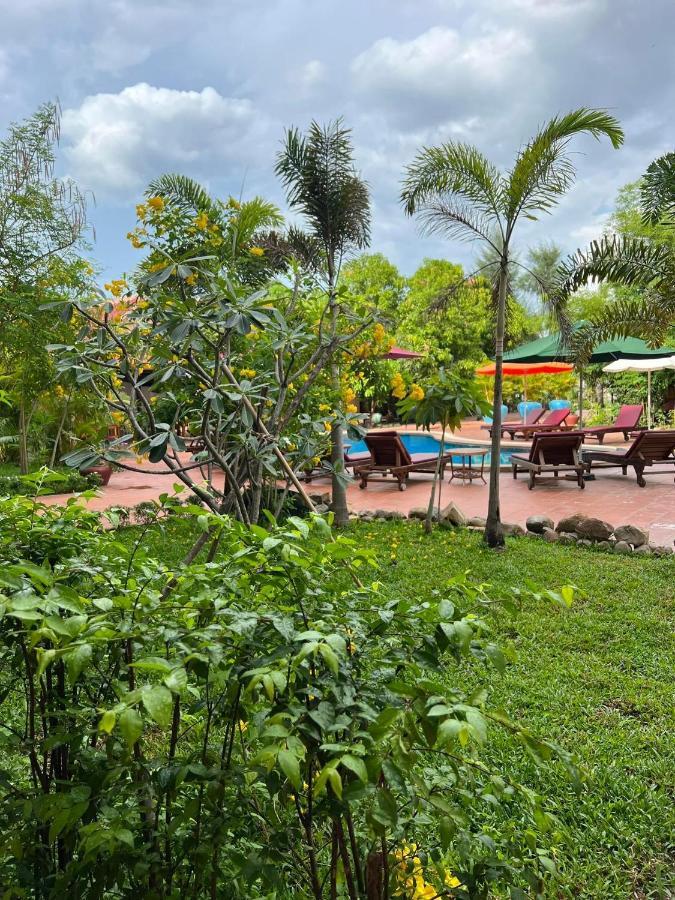 The Moon Kampot Boutique Hotel Exterior photo