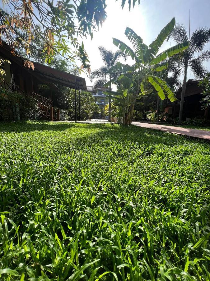 The Moon Kampot Boutique Hotel Exterior photo