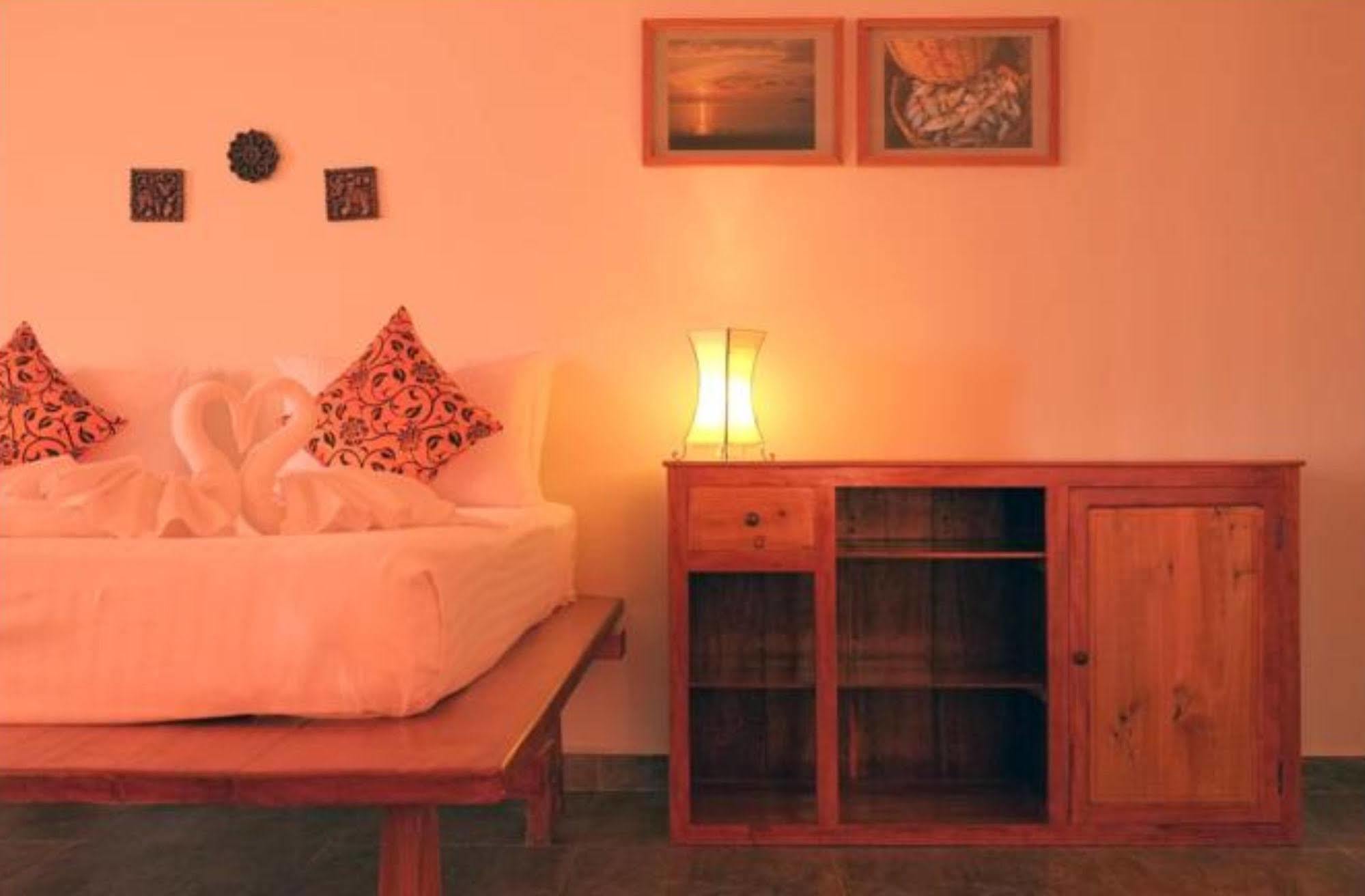 The Moon Kampot Boutique Hotel Exterior photo