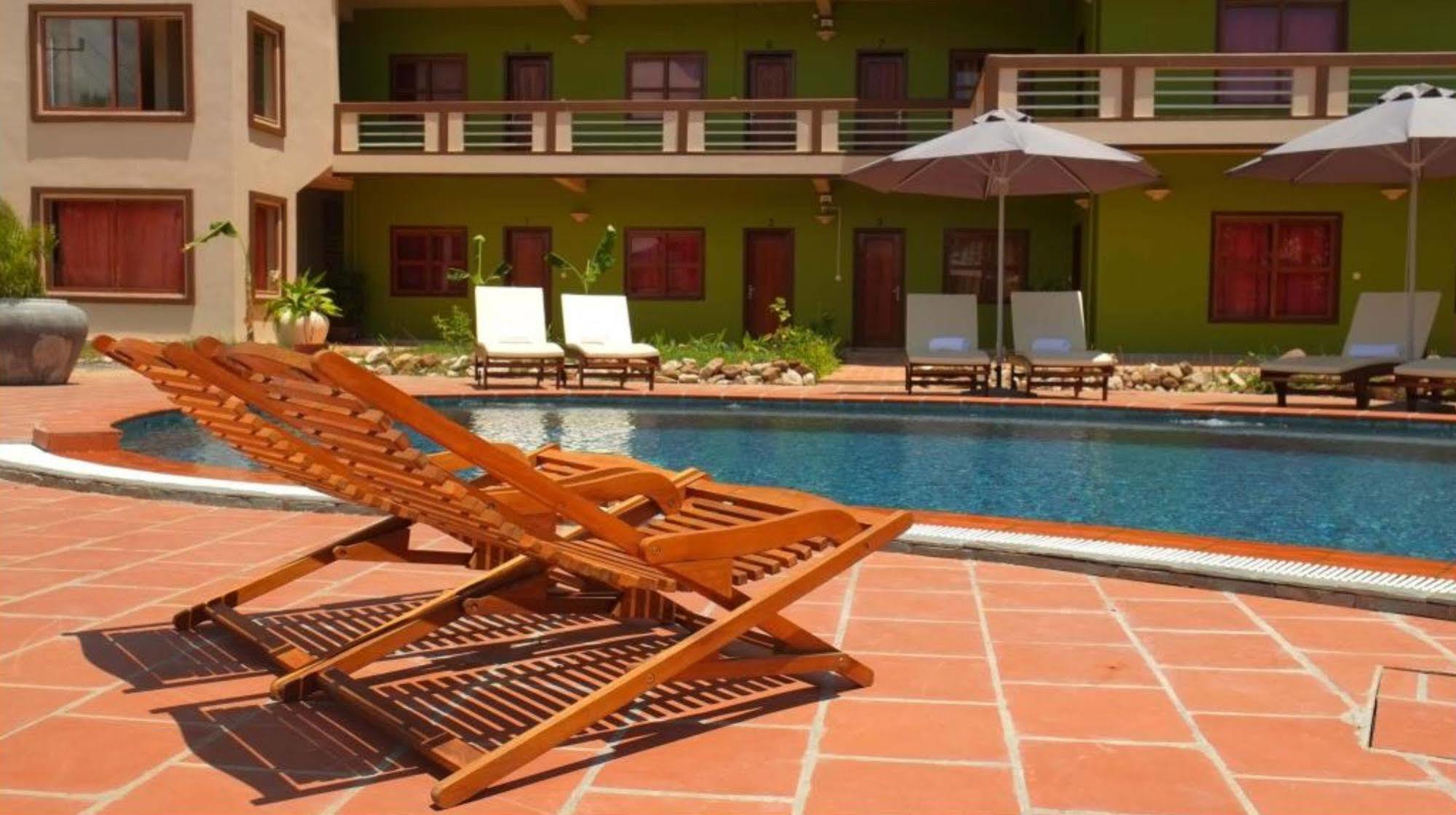The Moon Kampot Boutique Hotel Exterior photo