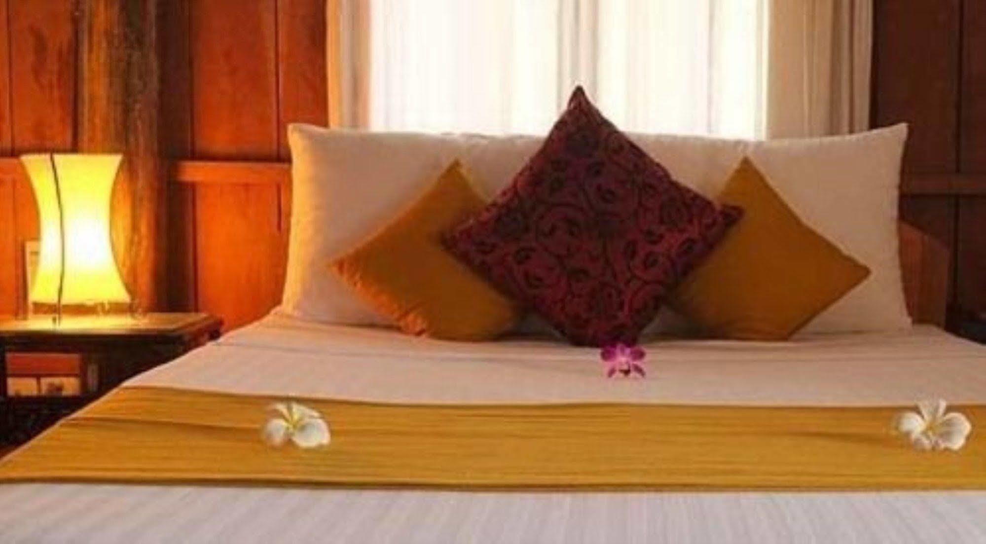 The Moon Kampot Boutique Hotel Exterior photo