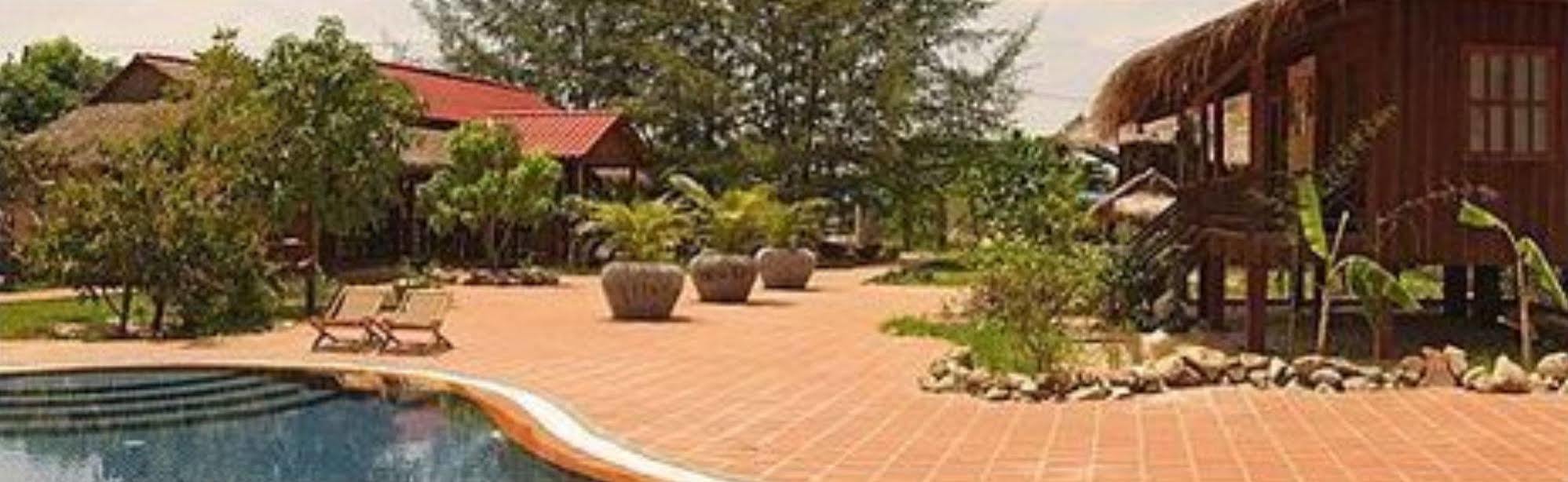 The Moon Kampot Boutique Hotel Exterior photo